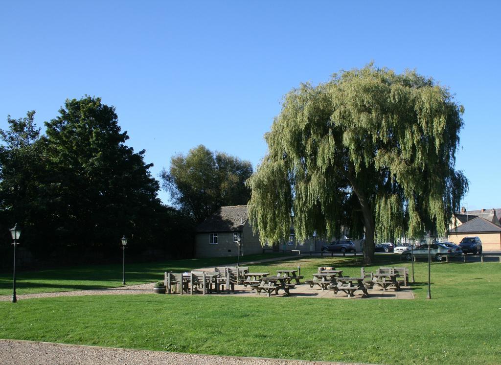 Queens Head Inn Nassington Exterior photo